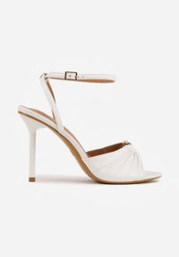Renee - Białe Sandały VICES na Szpilce Zdobione Marszczeniem i Aplikacją Synalirea. Zapięcie: pasek. Kolor: biały. Wzór: aplikacja. Obcas: na szpilce. Styl: klasyczny, elegancki #4