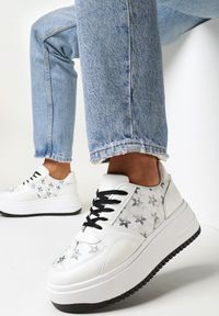 Born2be - Biało-Czarne Sneakersy na Platformie Zdobione Printem Kwiaty Alilena. Kolor: biały. Materiał: jeans. Wzór: nadruk, aplikacja, kwiaty. Obcas: na platformie #5
