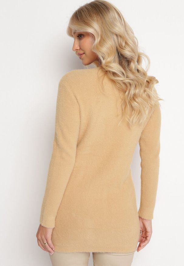 Born2be - Beżowy Sweter z Puchatej Dzianiny Valen. Kolor: beżowy. Materiał: dzianina. Sezon: zima