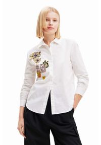 Desigual koszula bawełniana damska kolor biały regular z kołnierzykiem klasycznym. Typ kołnierza: kołnierzyk klasyczny. Kolor: biały. Materiał: bawełna. Wzór: aplikacja. Styl: klasyczny #1