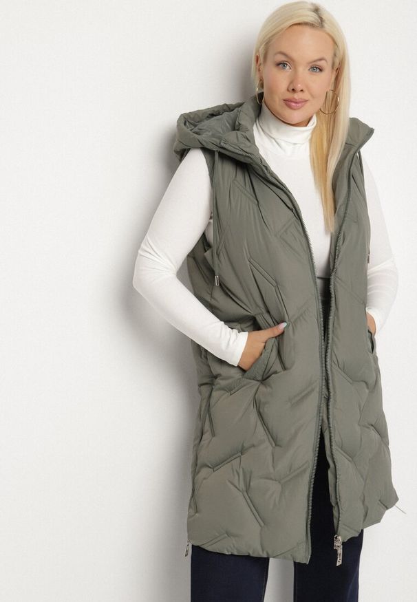 Born2be - Zielona Pikowana Kamizelka z Kapturem i Kieszeniami Esarivie. Okazja: na spacer. Typ kołnierza: kaptur. Kolekcja: plus size. Kolor: zielony. Materiał: jeans