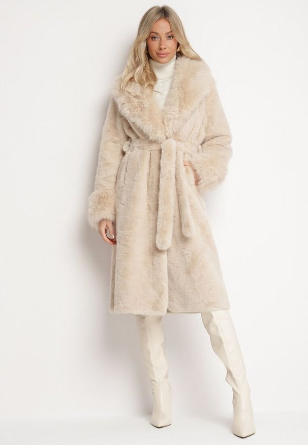 Born2be - Beżowy Futerkowy Płaszcz z Szerokim Kołnierzem i Mankietami z Wiązanym Paskiem Viaruna. Okazja: na co dzień, na imprezę. Kolor: beżowy. Materiał: dzianina. Długość rękawa: długi rękaw. Długość: długie. Styl: casual, elegancki