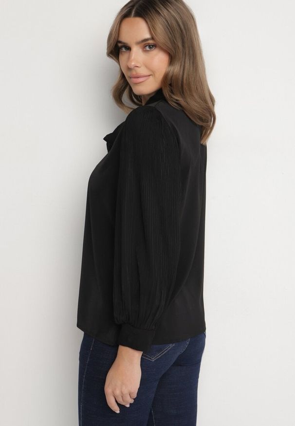 Born2be - Czarna Bluzka z Bufiastymi Rękawami i Wiązaniem przy Szyi Gonithra. Okazja: na co dzień. Kolor: czarny. Materiał: jeans. Styl: klasyczny, casual