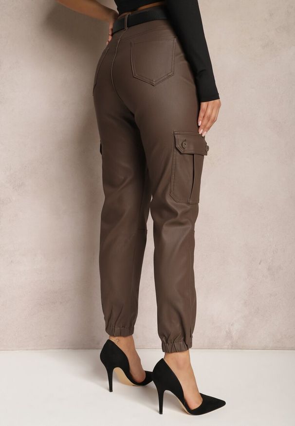 Renee - Brązowe Spodnie Cargo z Ekoskóry ze Ściągaczem Selani. Okazja: na co dzień. Kolor: brązowy. Materiał: skóra. Wzór: aplikacja. Styl: casual