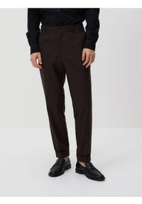 Reserved - Garniturowe spodnie carrot - ciemnobrązowy. Kolor: brązowy. Materiał: wiskoza, elastan, tkanina #1