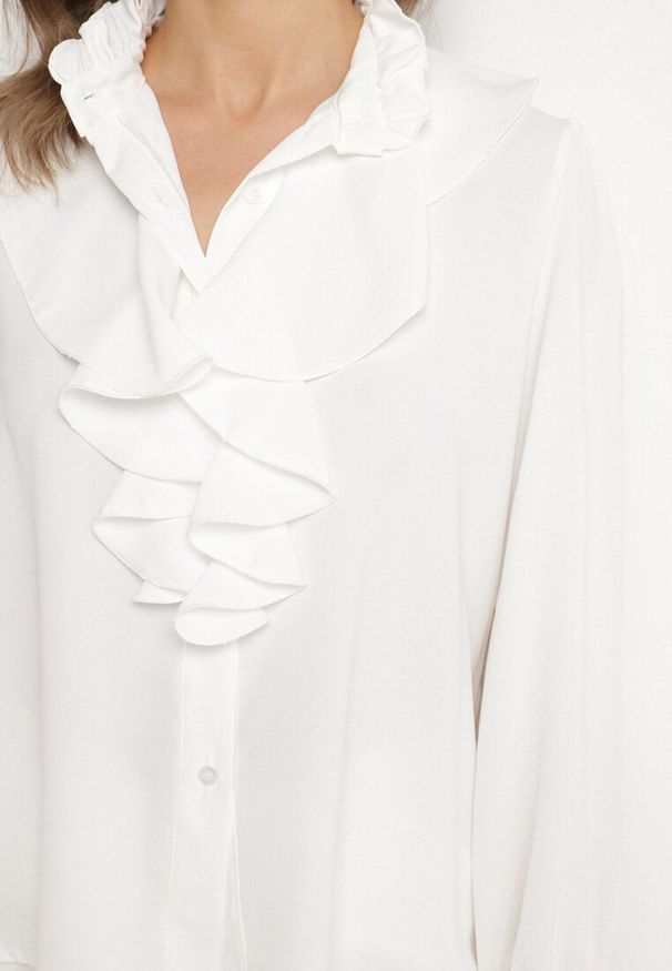 Born2be - Biała Koszula Ozdobiona Falbankami Jenisela. Okazja: na co dzień. Typ kołnierza: kołnierz z falbankami. Kolor: biały. Materiał: jeans. Wzór: aplikacja. Styl: casual, klasyczny