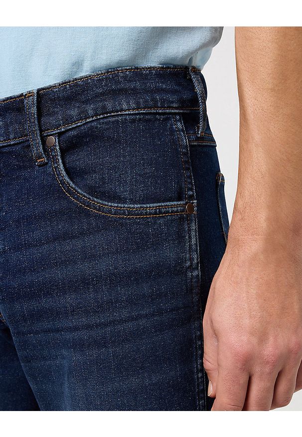 Wrangler - WRANGLER MĘSKIE SZORTY JEANSOWE COLTON SHORTS EASY GOING 112350823 W16C017984. Materiał: jeans