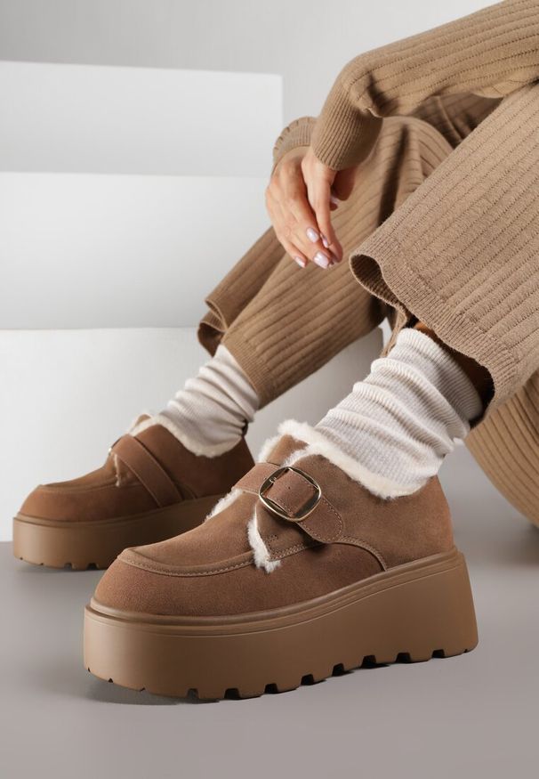 Renee - Brązowe Śniegowce na Platformie z Paskiem ze Sprzączką i Futrem Unweda. Nosek buta: okrągły. Zapięcie: pasek. Kolor: brązowy. Materiał: futro. Sezon: zima. Obcas: na platformie. Wysokość obcasa: średni