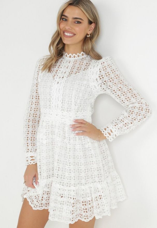 Born2be - Biała Koronkowa Sukienka Mini z Falbanką Kamari. Kolor: biały. Materiał: koronka. Wzór: gładki. Sezon: wiosna, lato. Długość: mini