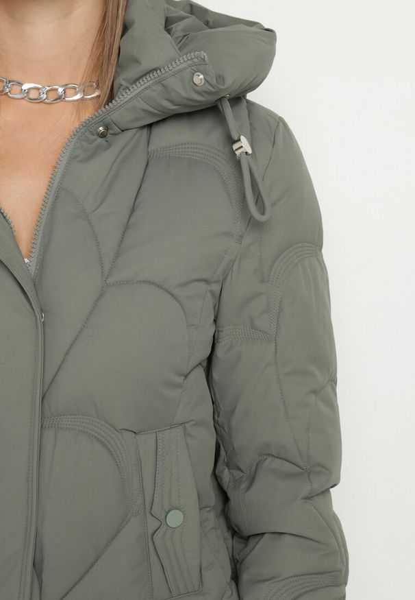 Born2be - Ciemnozielona Pikowana Kurtka o Pudełkowym Kroju z Kapturem i Ściągaczami Selizola. Okazja: na spacer. Typ kołnierza: kaptur. Kolor: zielony. Materiał: skóra, jeans. Styl: sportowy