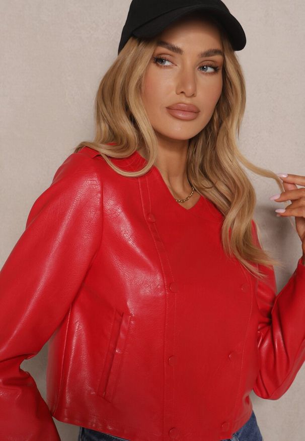 Renee - Czerwona Kurtka w Stylu Ramoneski z Guzikami Sesiloria. Okazja: na co dzień. Kolor: czerwony. Materiał: jeans. Długość: krótkie. Styl: wizytowy, elegancki, casual