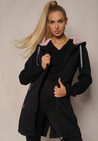 Renee - Czarna Bluza Długa z Kapturem Ozdobionym Napisami Sinellina. Okazja: na co dzień. Typ kołnierza: kaptur. Kolor: czarny. Materiał: jeans. Długość: długie. Wzór: aplikacja, napisy. Styl: casual