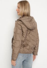 Born2be - Brązowa Przejściowa Kurtka z Oryginalnym Pikowaniem i Kapturem Aruvitte. Okazja: na spacer, na co dzień. Kolor: brązowy. Materiał: poliester, jeans. Styl: casual #2