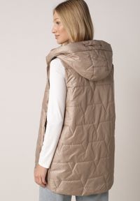 Born2be - Brązowa Pikowana Kamizelka o Długim Kroju z Nieodpinanym Kapturem i Aplikacją Koretes. Okazja: na co dzień. Kolor: brązowy. Materiał: prążkowany, poliester. Długość: długie. Wzór: aplikacja. Styl: casual #2