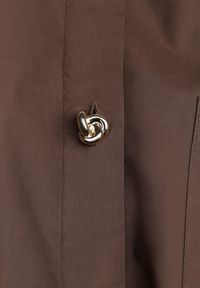 Born2be - Brązowa Bawełniana Koszula Oversize z Biżuteryjnymi Guzikami Adrearina. Okazja: na co dzień. Typ kołnierza: kołnierzyk klasyczny. Kolor: brązowy. Materiał: bawełna. Długość: długie. Wzór: gładki. Styl: casual, klasyczny #5