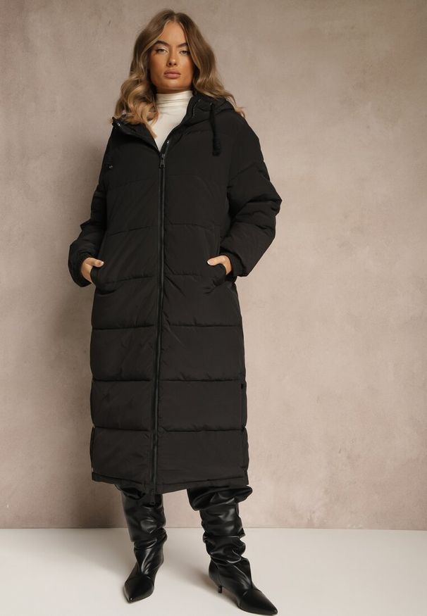 Renee - Czarna Pikowana Kurtka o Długim Fasonie z Kapturem Unina. Typ kołnierza: kaptur. Kolor: czarny. Materiał: dzianina, zamsz, poliester. Długość: długie