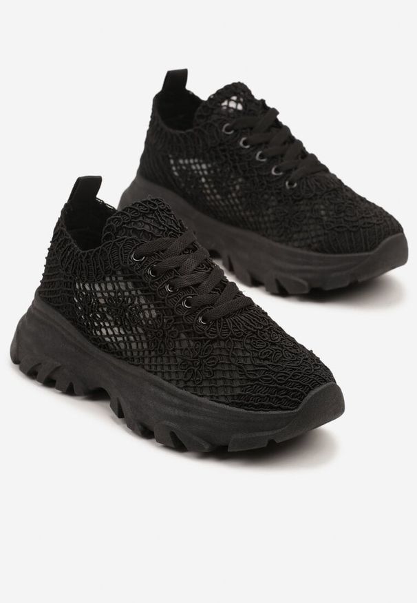 Renee - Czarne Sneakersy Ozdobione Siateczką Toliselle. Okazja: na co dzień. Kolor: czarny. Materiał: jeans. Wzór: aplikacja