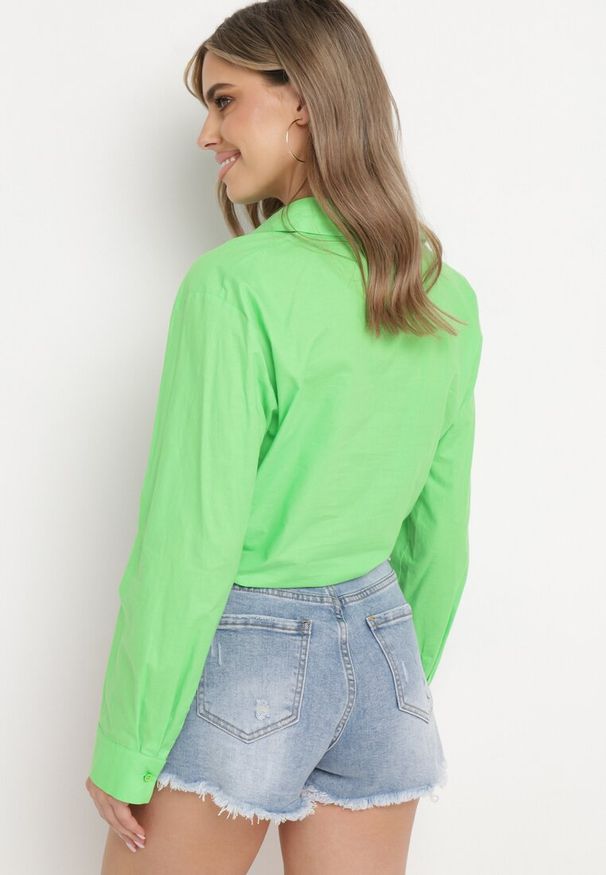 Born2be - Jasnozielona Krótka Bawełniana Koszula Ściągana Troczkami na Dole Zapinana na Guziki Efimba. Okazja: na co dzień. Kolor: zielony. Materiał: bawełna. Długość rękawa: długi rękaw. Długość: krótkie. Styl: casual, klasyczny