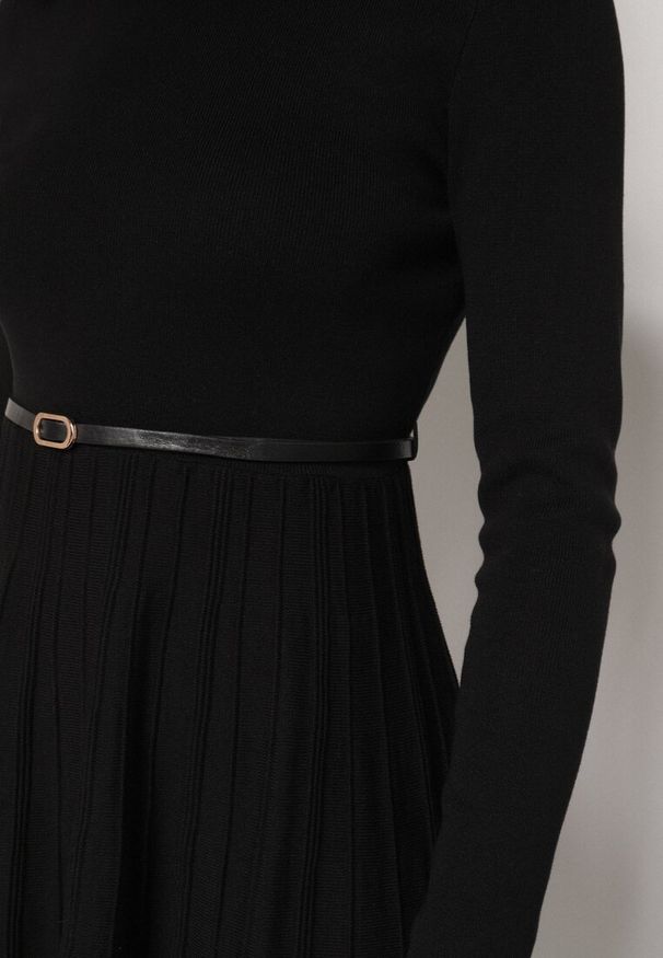 Born2be - Czarna Rozkloszowana Sukienka z Dzianiny z Wiskozą z Długim Rękawem i Paskiem Tusmina. Okazja: na co dzień. Kolor: czarny. Materiał: dzianina, wiskoza. Długość rękawa: długi rękaw. Styl: klasyczny, casual, elegancki