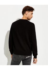 Alexander McQueen - ALEXANDER MCQUEEN - Czarny sweter z logo. Kolor: czarny. Materiał: wełna. Długość rękawa: długi rękaw. Długość: długie
