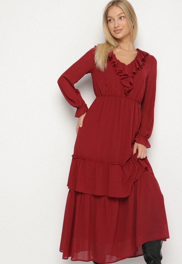 Born2be - Bordowa Siateczkowa Sukienka VICES o Rozkloszowanym Kroju z Falbanami Arevite. Typ kołnierza: dekolt w kształcie V. Kolor: czerwony. Typ sukienki: rozkloszowane. Styl: klasyczny