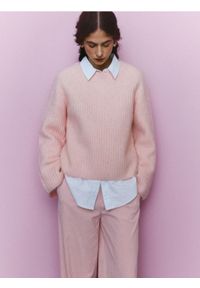 Reserved - Spodnie z paskiem - różowy. Kolor: różowy. Materiał: tkanina #1