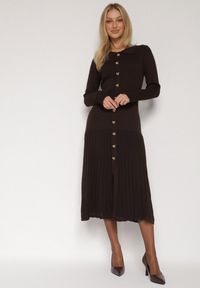 Born2be - Brązowa Wiskozowa Sukienka Sweterkowa z Guzikami Zozaria. Okazja: na co dzień. Kolor: brązowy. Materiał: wiskoza. Typ sukienki: proste. Styl: casual, elegancki, klasyczny #1