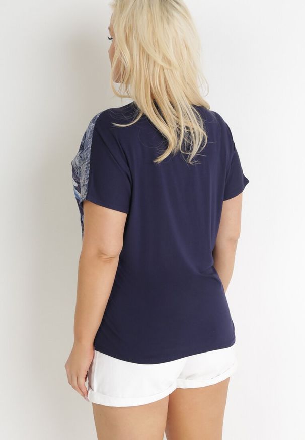 Born2be - Granatowa Bluzka Oversize z Metalicznym Nadrukiem w Kwiaty z Cyrkoniami Deqsa. Kolor: niebieski. Długość rękawa: krótki rękaw. Długość: krótkie. Wzór: kwiaty, nadruk