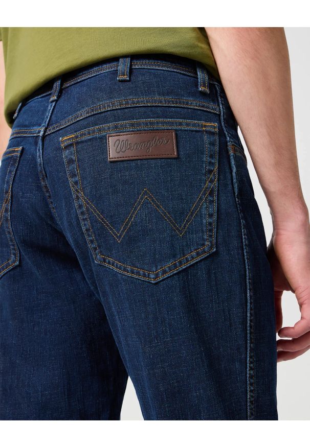 Wrangler - WRANGLER TEXAS SLIM MĘSKIE SPODNIE JEANSOWE CROSS GAME W12S8311U 112126497. Stan: podwyższony