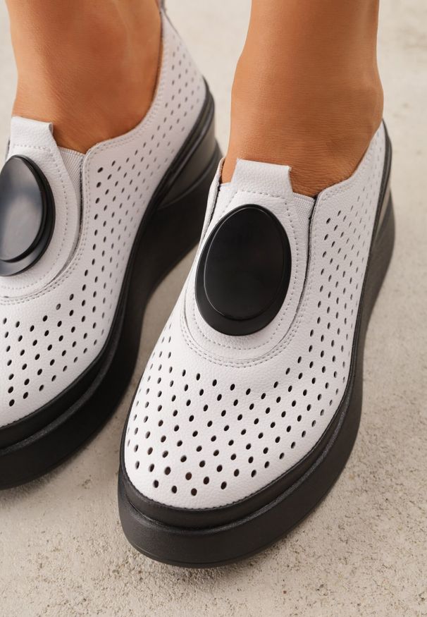 Born2be - Białe Skórzane Półbuty na Koturnie z Cholewką z Perforacją Vondelle. Okazja: na co dzień. Kolor: biały. Materiał: skóra. Szerokość cholewki: normalna. Obcas: na koturnie. Styl: casual