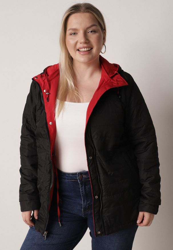 Born2be - Czerwono-Czarna Przejściowa Kurtka Dwustronna Parka z Pikowaniem i Kapturem Tidare. Okazja: na co dzień, na spacer. Kolekcja: plus size. Kolor: czerwony. Materiał: poliester, jeans. Styl: casual, sportowy
