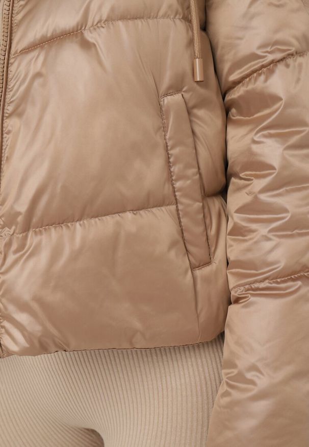 Born2be - Beżowa Pikowana Kurtka z Kapturem i Ściągaczem w Talii Atirim. Typ kołnierza: kaptur. Kolor: beżowy. Styl: elegancki