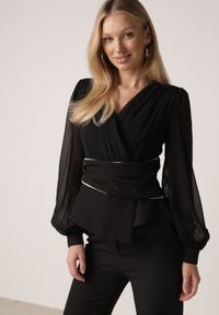 Born2be - Czarna Bluzka Kopertowa VICES z Dekoltem V Bufiastymi Rękawkami i Zaakcentowanymi Ramionami Tine. Okazja: na co dzień, na komunię. Typ kołnierza: dekolt w kształcie V. Kolor: czarny. Materiał: jeans. Długość rękawa: krótki rękaw. Styl: casual, elegancki #1