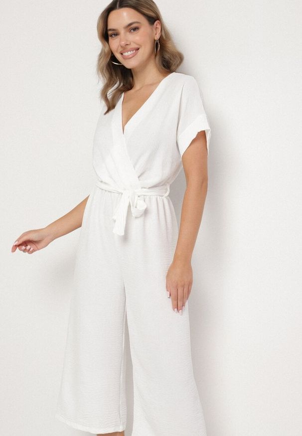 Born2be - Biały Kombinezon o Kopertowym Kroju z Wiązanym Paskiem Tenirea. Okazja: na co dzień. Kolor: biały. Długość rękawa: krótki rękaw. Długość: krótkie. Styl: casual, elegancki