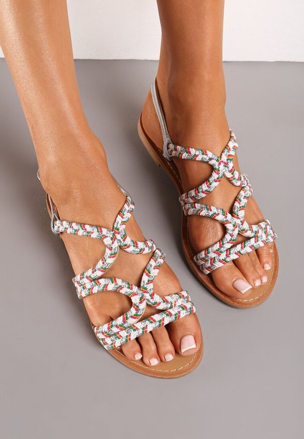 Born2be - Srebrne Płaskie Sandały z Plecionymi Paskami Zapinane na Sprzączkę Isolila. Zapięcie: pasek. Kolor: srebrny. Materiał: len. Wzór: paski. Sezon: lato. Styl: wizytowy, elegancki