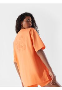4f - T-shirt oversize z bawełny organicznej damski 4F x Anna Lewandowska. Okazja: na co dzień. Kolor: pomarańczowy. Materiał: bawełna. Długość rękawa: krótki rękaw. Wzór: nadruk. Styl: sportowy, casual #1