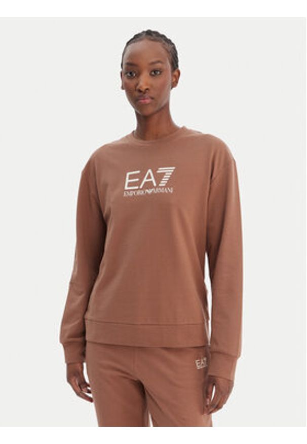 EA7 Emporio Armani Dres 7W000115 AF13135 U6044 Brązowy Regular Fit. Kolor: brązowy. Materiał: bawełna