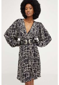 Answear Lab sukienka kolor czarny maxi rozkloszowana. Kolor: czarny. Materiał: satyna, materiał. Długość rękawa: długi rękaw. Wzór: ze splotem. Typ sukienki: rozkloszowane. Styl: wakacyjny. Długość: maxi #1