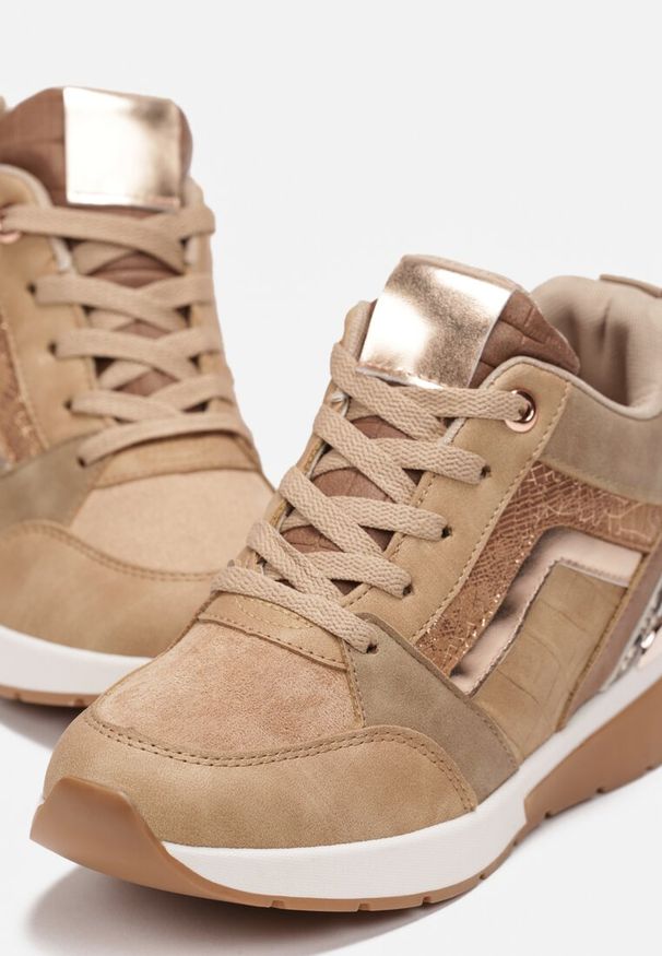 Renee - Ciemnobeżowe Sneakersy z Metalicznymi Wstawkami i Ukrytym Niewysokim Koturnem Crina. Nosek buta: okrągły. Zapięcie: sznurówki. Kolor: beżowy. Materiał: materiał. Sezon: lato, jesień, wiosna. Obcas: na koturnie. Wysokość obcasa: średni