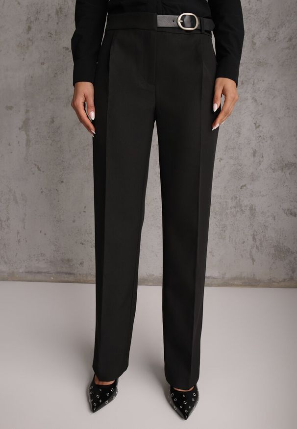 Renee - Czarne Spodnie Garniturowe na Kant VICES Zdobione Zapięciem z Klamrą Azisore. Okazja: na imprezę. Kolor: czarny. Materiał: jedwab, skóra. Wzór: aplikacja