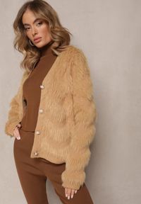 Renee - Ciemnobeżowy Zapinany Kardigan na Guziki z Puchatego Materiału Ralioppe. Kolor: beżowy. Materiał: materiał
