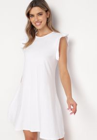 Born2be - Biała Letnia Sukienka Bawełniana z Falbankami Wokół Ramion Sasare. Typ kołnierza: kołnierz z falbankami. Kolor: biały. Materiał: bawełna. Długość rękawa: krótki rękaw. Wzór: aplikacja. Sezon: lato. Typ sukienki: trapezowe #7