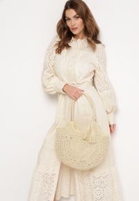 Born2be - Jasnobeżowa Okrągła Torebka Pleciona w Stylu Boho z Ozdobnym Chwostem Karasa. Kolor: beżowy. Wzór: aplikacja. Sezon: lato. Styl: boho