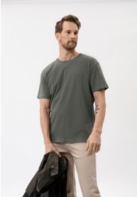 Volcano - Gładki t-shirt, Comfort Fit, T-BAS. Okazja: na co dzień. Kolor: brązowy. Materiał: skóra, materiał, bawełna. Długość rękawa: krótki rękaw. Długość: krótkie. Wzór: gładki. Styl: casual, elegancki