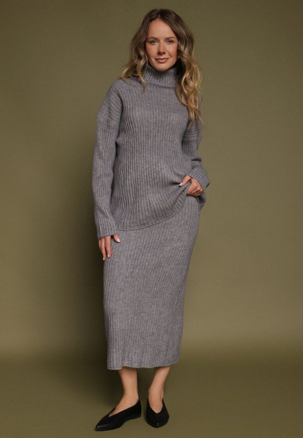 Born2be - Szary Komplet Dzianinowy z Wełną Sweter z Golfem i Ołówkowa Spódnica Falovira. Kolor: szary. Materiał: dzianina, wełna. Sport: golf