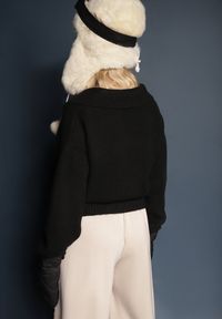 Renee - Czarny Krótki Sweter z Trójkątnym Dekoltem Ozdobiony Kołnierzykiem Savalin. Okazja: na co dzień. Kolor: czarny. Materiał: bawełna, jeans, skóra. Długość: krótkie. Wzór: aplikacja. Styl: elegancki, casual #3