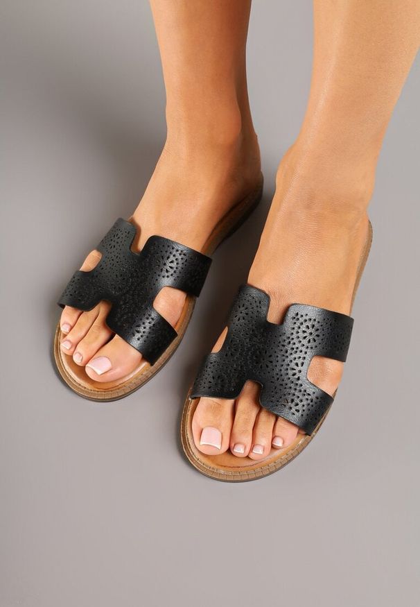 Renee - Czarne Eleganckie Klapki z Ozdobną Perforacją Tillivella. Okazja: na co dzień. Kolor: czarny. Materiał: jeans. Obcas: na płaskiej podeszwie. Styl: elegancki