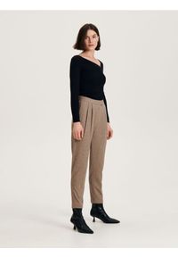 Reserved - Cygaretki z kantem - beżowy. Kolor: beżowy. Materiał: dzianina. Wzór: gładki #1