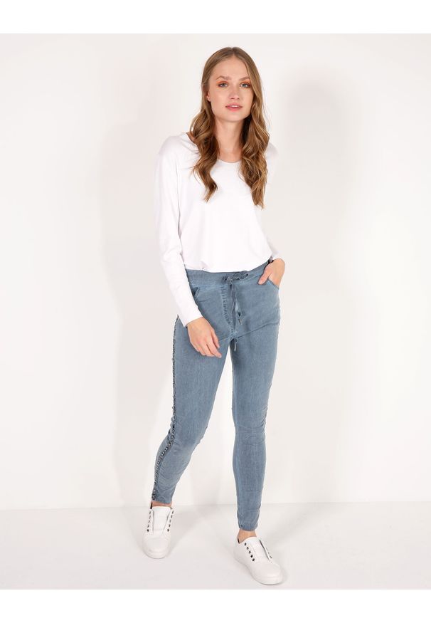 Unisono - SPODNIE Z LAMPASAMI 164-6851 JEANS. Materiał: jeans