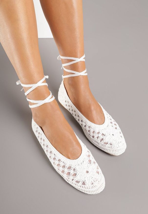 Born2be - Białe Balerinki Vices z Plecionki z Wiązaniem Wokół Kostki Ertelia. Okazja: na co dzień. Kolor: biały. Wzór: aplikacja. Styl: casual, elegancki, klasyczny